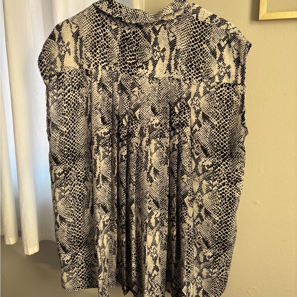 Black and White Snakeskin Print Sleeveless Button-down Blouse no tags fits 3X - Picture 4 of 4